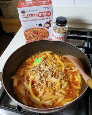 더밥  고추마녀 라볶이 +  나이스미 무설탕 현미후레이크 — 5점을 준 리뷰어가 2021년 10월 올린 사용 사진