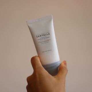 [스킨1004] 마다가스카르 센텔라 히알루-시카 워터핏 선세럼 50ml — 5점을 준 리뷰어가 2024년 5월 올린 사용 사진