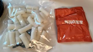 유비쿡 컵떡볶이 매운컵떡볶이2개/ 짜장컵떡볶이 2개  총 4개세트 — 3.5점을 준 리뷰어가 2021년 7월 올린 사용 사진
