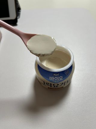 매일바이오 그릭요거트 오리지널 플레인 4개, 로스터리 커피믹스 4개 — 3.5점을 준 리뷰어가 2021년 12월 올린 사용 사진