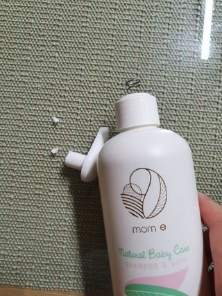 mom e 맘이 내추럴 베이비 케어 샴푸앤바스+로션 — 1점을 준 리뷰어가 2021년 1월 올린 사용 사진