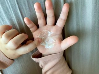 mom e 맘이 내추럴 베이비 케어 크림+바디오일 — 4점을 준 리뷰어가 2021년 1월 올린 사용 사진