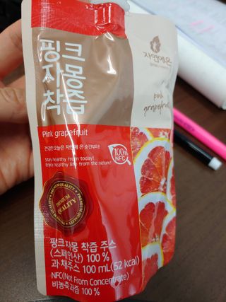자연에온 핑크 자몽 착즙 100mL 10개입 1BOX +가 득담은 자몽 콜라겐 젤리스틱 1BOX — 5점을 준 리뷰어가 2021년 6월 올린 사용 사진