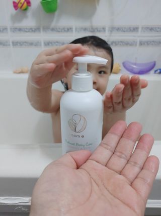 mom e 맘이 내추럴 베이비 케어 샴푸앤바스+로션 — 5점을 준 리뷰어가 2021년 1월 올린 사용 사진