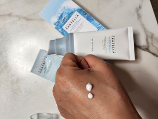 [스킨1004] 마다가스카르 센텔라 히알루-시카 워터핏 선세럼 50ml — 5점을 준 리뷰어가 2024년 5월 올린 사용 사진