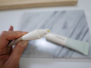 [후르디아] 올리브영 착한보습 비건 립버터 2종 — 4점을 준 리뷰어가 2023년 2월 올린 사용 사진