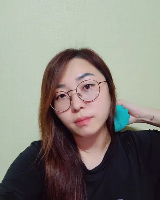 힐니스북 [힐마이넥]   거북목 통증완화를 위한 휴대용 목 안마기 — 5점을 준 리뷰어가 2022년 12월 올린 사용 사진