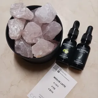 [코코도르] 스톤 에센셜 디퓨저 세트 (틴케이스+스톤+에센셜오일 20ml*2ea) — 5점을 준 리뷰어가 2024년 8월 올린 사용 사진