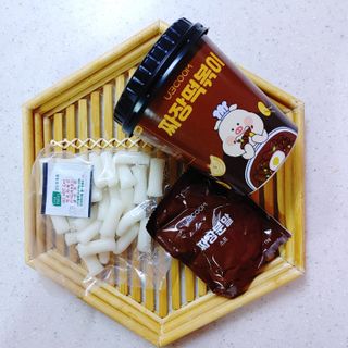유비쿡 컵떡볶이 매운컵떡볶이2개/ 짜장컵떡볶이 2개  총 4개세트 — 5점을 준 리뷰어가 2021년 5월 올린 사용 사진