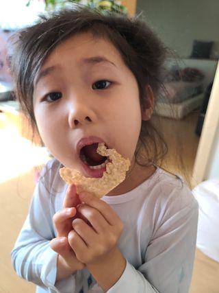 BASSAK 바삭 유기농 현미 누룽지 크래커 3종 — 5점을 준 리뷰어가 2021년 12월 올린 사용 사진