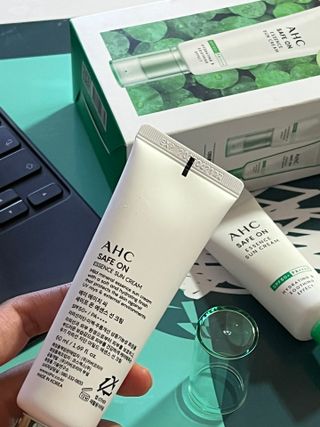 [AHC] 세이프온 에센스 선크림 올리브영 스페셜 증정 기획세트 — 5점을 준 리뷰어가 2022년 6월 올린 사용 사진