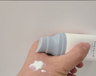 [스킨1004] 마다가스카르 센텔라 히알루-시카 워터핏 선세럼 50ml — 4점을 준 리뷰어가 2024년 5월 올린 사용 사진