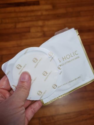 퀸즈홀릭 라이스 보내티컬 아이 마스크 퀸즈홀릭 X 레아라 다이아포스 라이스 보태니컬 링클 리프팅 아이 마스크 7매 1BOX — 3.5점을 준 리뷰어가 2022년 5월 올린 사용 사진