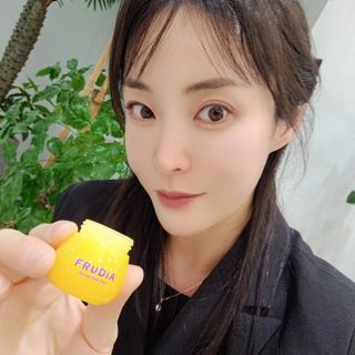 틱톡 [후르디아] 튼입술해결템 올리브영 블루베리 하이드레이팅 허니 립밤 — 5점을 준 리뷰어가 2023년 12월 올린 사용 사진