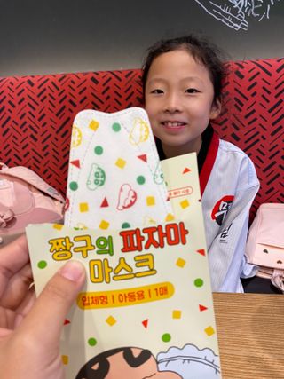 [숨그림]  덴탈마스크 짱구 우리아이 그리고 내가 쓰는 믿을수있는 케릭터 마스크  16종 — 5점을 준 리뷰어가 2021년 10월 올린 사용 사진