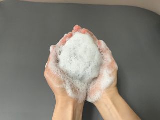 free [아토르] 9종 임상완료 아토르 다름 샴푸바_블랙  프리미엄 두피 케어 샴푸바 — 5점을 준 리뷰어가 2024년 5월 올린 사용 사진