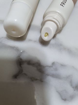 [후르디아] 올리브영 착한보습 비건 립버터 2종 — 5점을 준 리뷰어가 2022년 11월 올린 사용 사진