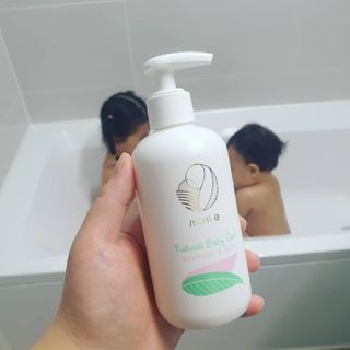 mom e 맘이 내추럴 베이비 케어 샴푸앤바스+로션 — 5점을 준 리뷰어가 2021년 1월 올린 사용 사진