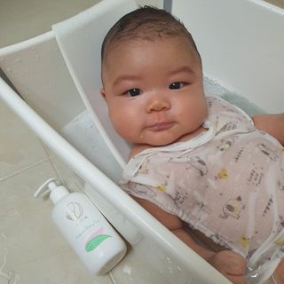 mom e 맘이 내추럴 베이비 케어 샴푸앤바스+로션 — 4.5점을 준 리뷰어가 2021년 1월 올린 사용 사진