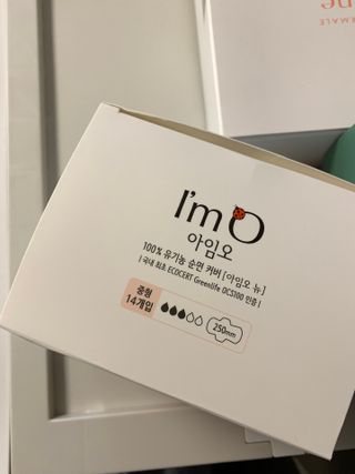 아임오 유기농 생리대 중형 + 그날 전 보라지유 100 20캡슐 + 아임오스티커 + 쿠폰북 — 5점을 준 리뷰어가 2021년 10월 올린 사용 사진