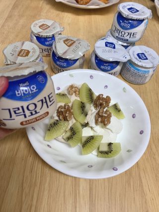 매일바이오 그릭요거트 오리지널 플레인 4개, 로스터리 커피믹스 4개 — 5점을 준 리뷰어가 2021년 12월 올린 사용 사진