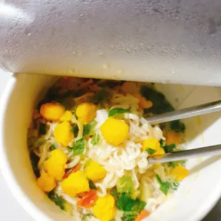 NISSIN 닛신 컵누들  4종 - 씨푸드오리지날, 씨푸드 스파이시, 씨푸드 커리, 씨푸드 XO소스 — 5점을 준 리뷰어가 2022년 2월 올린 사용 사진