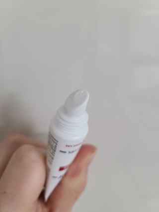 유세린 아쿠아퍼 리페어링 오인트먼트 1개 + 아쿠아퍼 SOS 립 리페어 1개 — 5점을 준 리뷰어가 2022년 2월 올린 사용 사진