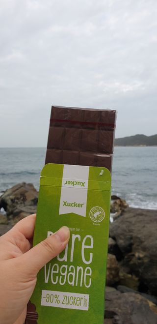 당류2g 자일리톨로 단맛을낸 슈카 퓨어비건 무설탕초콜릿 Xucker vegan 2개입 — 5점을 준 리뷰어가 2021년 4월 올린 사용 사진