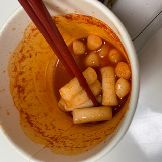 유비쿡 컵떡볶이 매운컵떡볶이2개/ 짜장컵떡볶이 2개  총 4개세트 — 3.5점을 준 리뷰어가 2021년 4월 올린 사용 사진