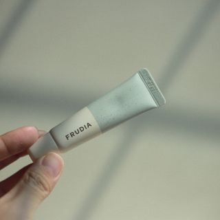 [후르디아] 올리브영 착한보습 비건 립버터 2종 — 5점을 준 리뷰어가 2021년 10월 올린 사용 사진
