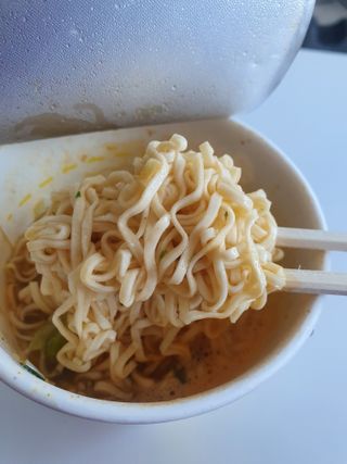 NISSIN 닛신 컵누들  4종 - 씨푸드오리지날, 씨푸드 스파이시, 씨푸드 커리, 씨푸드 XO소스 — 5점을 준 리뷰어가 2022년 3월 올린 사용 사진