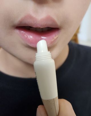 [후르디아] 올리브영 착한보습 비건 립버터 2종 — 5점을 준 리뷰어가 2022년 12월 올린 사용 사진