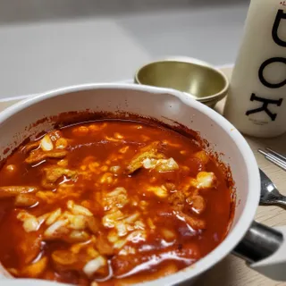 빨간키트 떡볶이 밀키트 2~3인분 매운맛 국물 떡볶이 만들기 쉬운 황금 레시피 분말 소스로 간편한 요리 — 5점을 준 리뷰어가 2021년 10월 올린 사용 사진