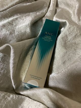 [NEW 탄력유턴 아이크림] AHC 유스 래스팅 리얼 아이크림 포 페이스 — 4점을 준 리뷰어가 2021년 3월 올린 사용 사진