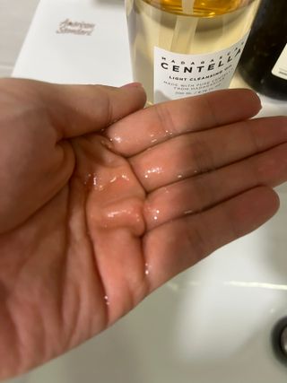 스킨1004 [SKIN1004] 마다가스카르 센텔라 라이트 클렌징 오일 200ml — 5점을 준 리뷰어가 2024년 7월 올린 사용 사진