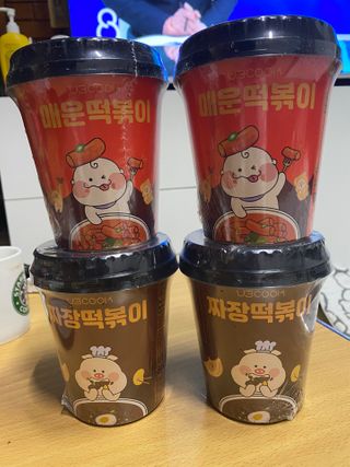 유비쿡 컵떡볶이 매운컵떡볶이2개/ 짜장컵떡볶이 2개  총 4개세트 — 5점을 준 리뷰어가 2021년 3월 올린 사용 사진