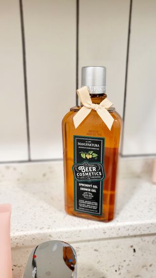 체코 비건화장품 마뉴팍투라 향좋은 맥주 샤워젤 (300ml) — 5점을 준 리뷰어가 2022년 6월 올린 사용 사진