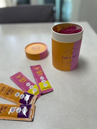 페페로니 맛있는 스틱 - 무항생제 닭고기 15개 + 알래스카 연어 15개 — 5점을 준 리뷰어가 2021년 8월 올린 사용 사진