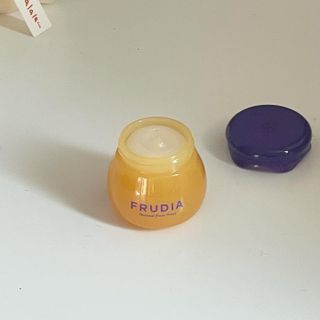 틱톡 [후르디아] 튼입술해결템 올리브영 블루베리 하이드레이팅 허니 립밤 — 5점을 준 리뷰어가 2023년 12월 올린 사용 사진