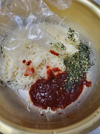 [한면원] 비빔국수 2인분 — 5점을 준 리뷰어가 2023년 3월 올린 사용 사진