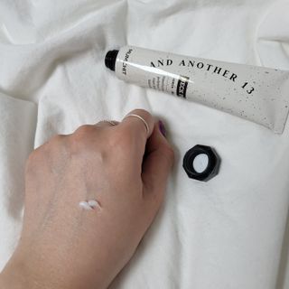 멈칫(MUMCHIT) 넥퍼퓸 NECKPERFUME 2가지 향 — 5점을 준 리뷰어가 2021년 12월 올린 사용 사진
