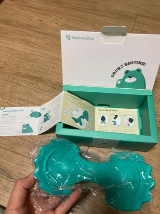 힐니스북 [힐마이넥]   거북목 통증완화를 위한 휴대용 목 안마기 — 5점을 준 리뷰어가 2022년 12월 올린 사용 사진