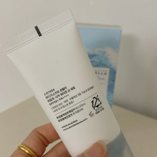 [스킨1004] 마다가스카르 센텔라 히알루-시카 워터핏 선세럼 50ml — 5점을 준 리뷰어가 2024년 5월 올린 사용 사진
