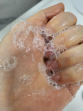 프리마인 더이상 뻣뻣하고 효과없는 탈모샴푸는 NO. 근본부터 케어하는 셀베이스 그린티샴푸(500ml) — 5점을 준 리뷰어가 2023년 1월 올린 사용 사진