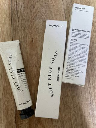 멈칫(MUMCHIT) 넥퍼퓸 NECKPERFUME 2가지 향 — 5점을 준 리뷰어가 2021년 12월 올린 사용 사진