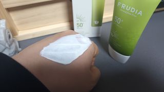 [후르디아] 민감피부를 위한 무기자차 논나노 아보카도 선크림 — 5점을 준 리뷰어가 2023년 4월 올린 사용 사진