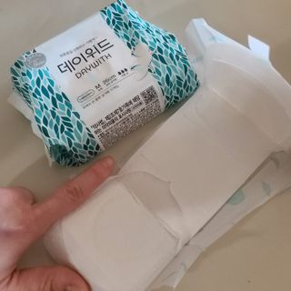 나무드 [데이위드] 국내생산 생리대 가벼운 초 슬림핏 프레쉬 씬 순면커버 생리대 10개입X1팩 — 4점을 준 리뷰어가 2021년 10월 올린 사용 사진