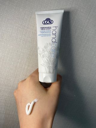 LCN(엘씨엔) LCN 리제너러티브 핸드크림 75ml 주름개선 고보습 재생핸드크림 — 5점을 준 리뷰어가 2022년 8월 올린 사용 사진