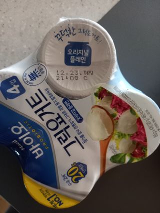 매일바이오 그릭요거트 오리지널 플레인 4개, 로스터리 커피믹스 4개 — 4점을 준 리뷰어가 2021년 12월 올린 사용 사진