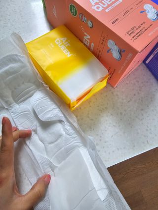 에어퀸 뉴브레스 유기농 생리대 4종 (팬티라이너 20P + 중형 10P + 대형 10P + 오버나이트 8P)_체험단 — 3.5점을 준 리뷰어가 2024년 5월 올린 사용 사진